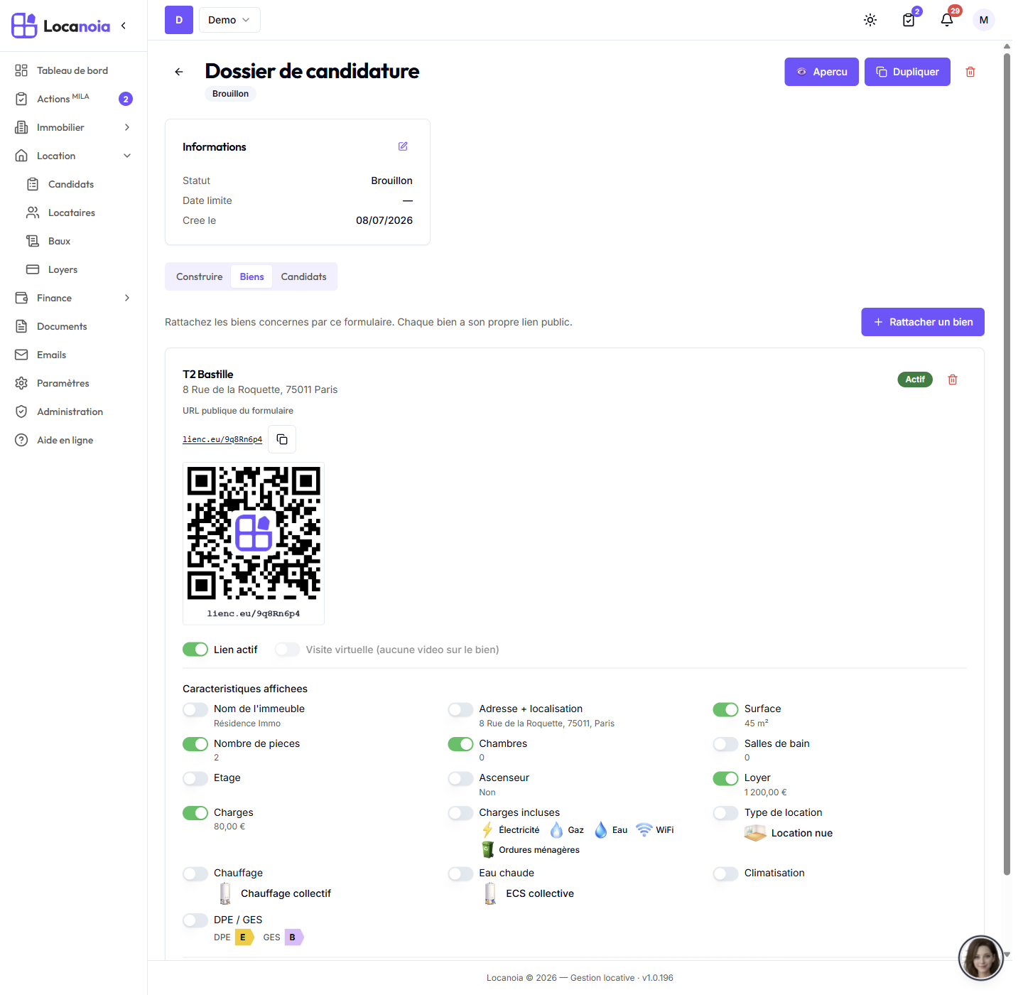 Onglet « Biens » d'un formulaire avec une carte d'annonce complète : lien court, QR code, switch « Lien actif », caractéristiques affichées et sélection de photos